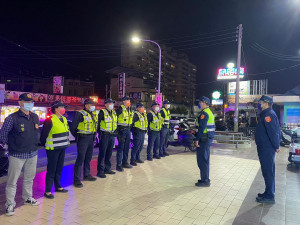 南投警方出動警力對有治安顧慮場所進行臨檢宣導。（縣警局提供）