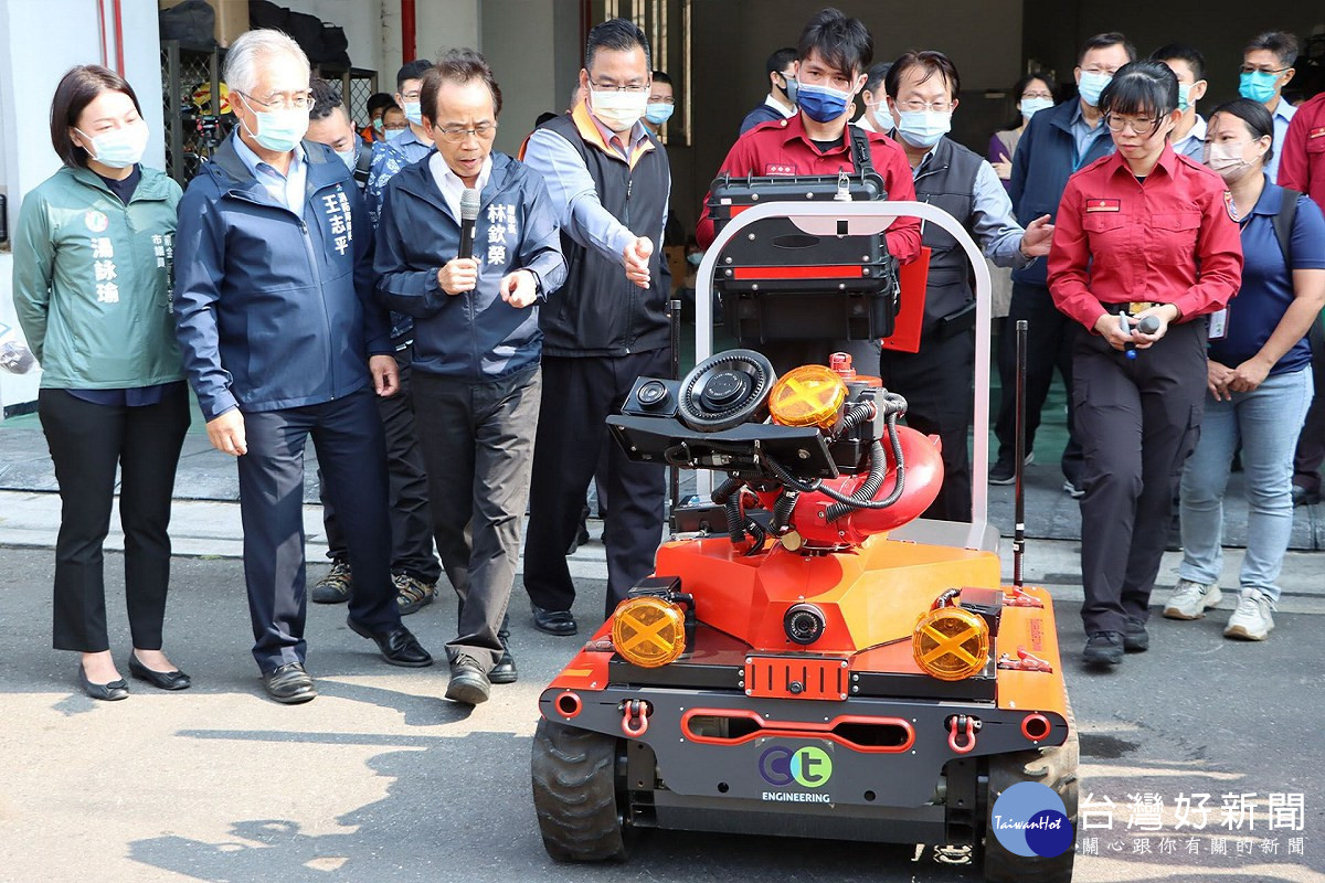 ▲林欽榮視察高市消防機器人於救災運用操演。（圖／記者 許高祥 翻攝）