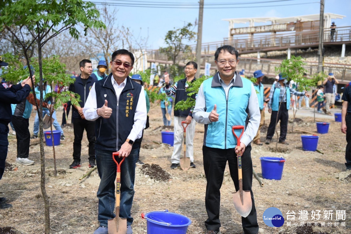 東勢林區管理處處長張弘毅與台中市政府農業局局長張敬昌合照。