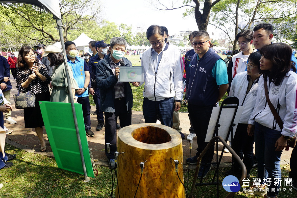 桃園市長張善政觀看「應力波」技術檢測樹木健康。