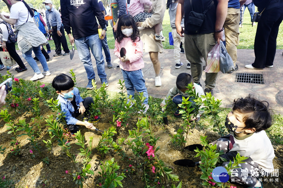 許多父母帶著小朋友參加植樹節活動。