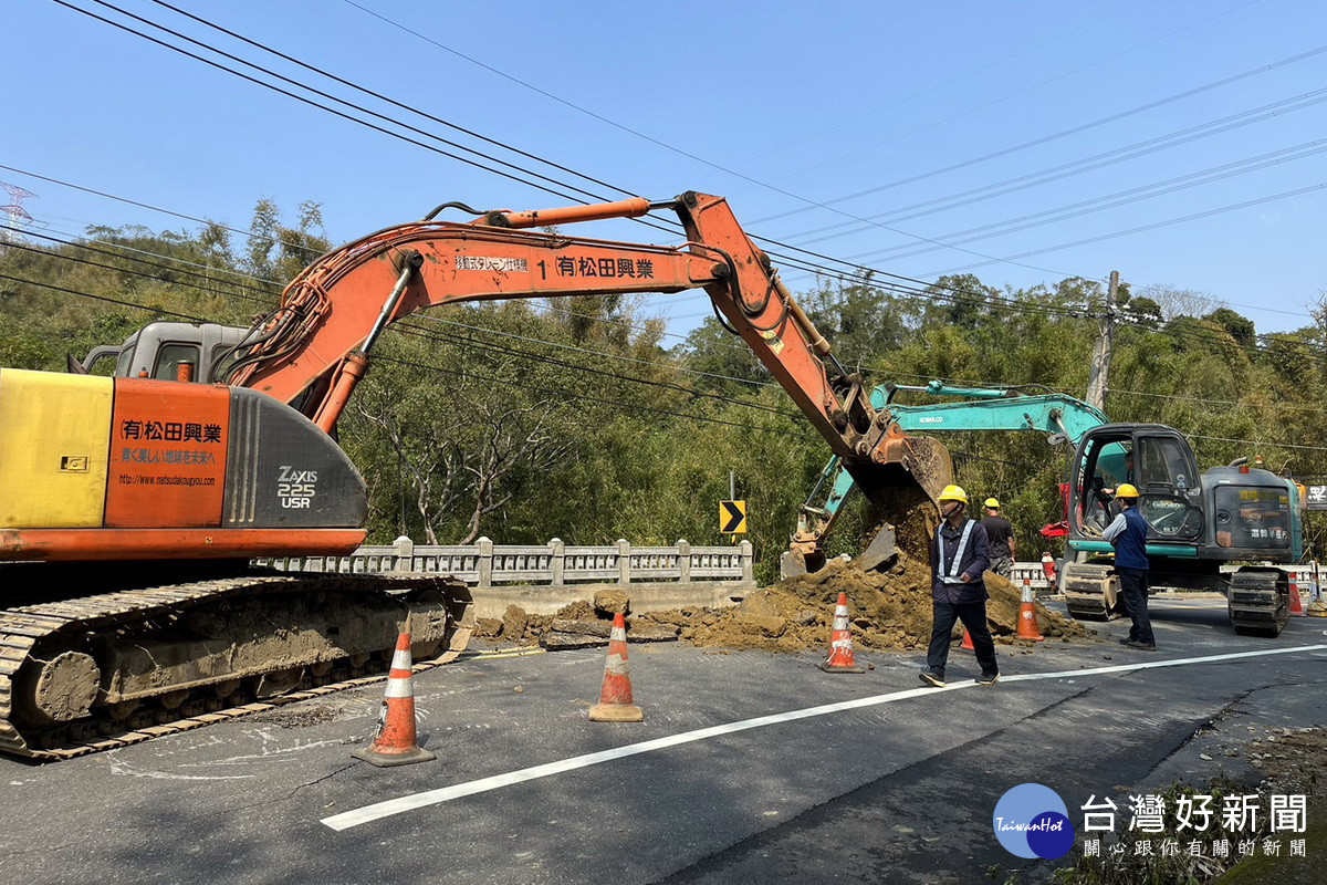 寶二水庫聯通管發生滲水道路受損，北水局動員施工人員及機具進行搶修。