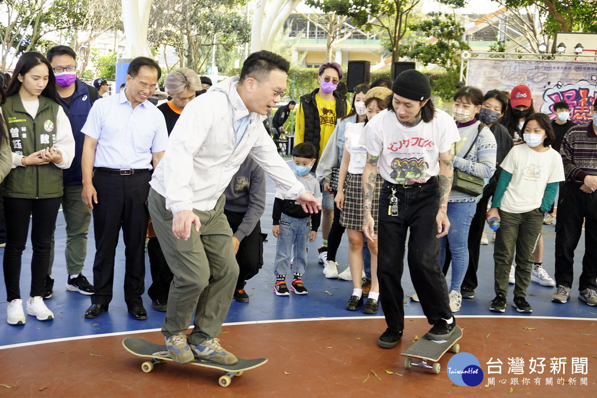 桃園市副市長蘇俊賓出席「滑熱哈街頭文化節」學習溜滑板。