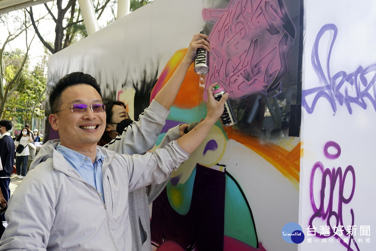 桃園市副市長蘇俊賓出席「滑熱哈街頭文化節」拿起噴漆罐大搞創意塗鴉。
