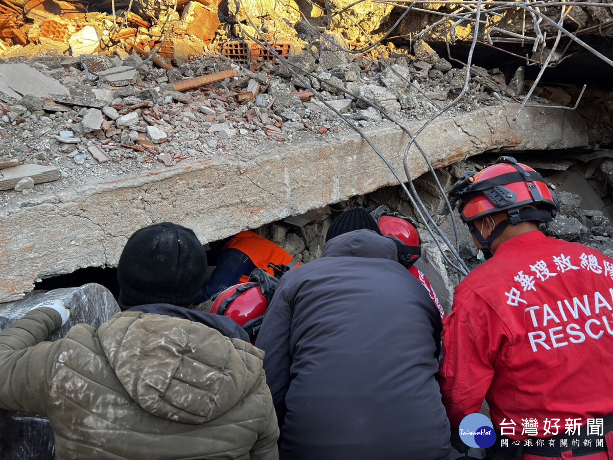 台灣中華搜救總隊現場支援救災。圖／慈濟基金會提供
