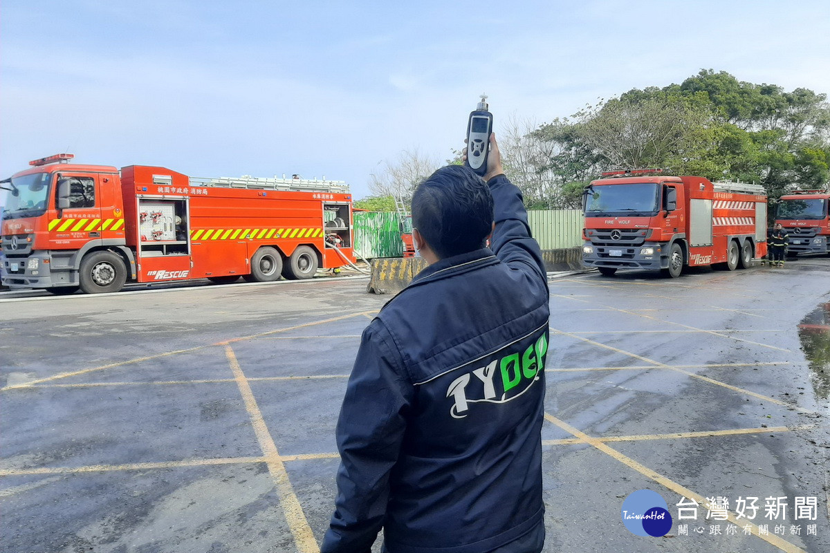 桃園虎頭山會稽掩埋場發生火警，環境技術小組人員於現場進行空氣品質監測。