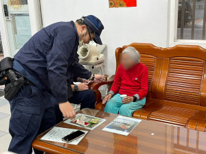83歲失智老婦溜出門，員警發現協助返家。