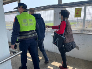 民眾患病癱坐火車站內，斗南警熱心協助返家/斗南警分局提供