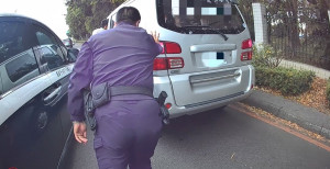 小貨車拋錨路中央阻礙交通，勇警推車恢復交通順暢。