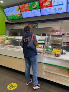 ▲為確保學生食用校園周邊餐點衛生安全，高市府至轄內大專校院周邊15家餐飲業抽驗。（圖／記者 許高祥 翻攝）