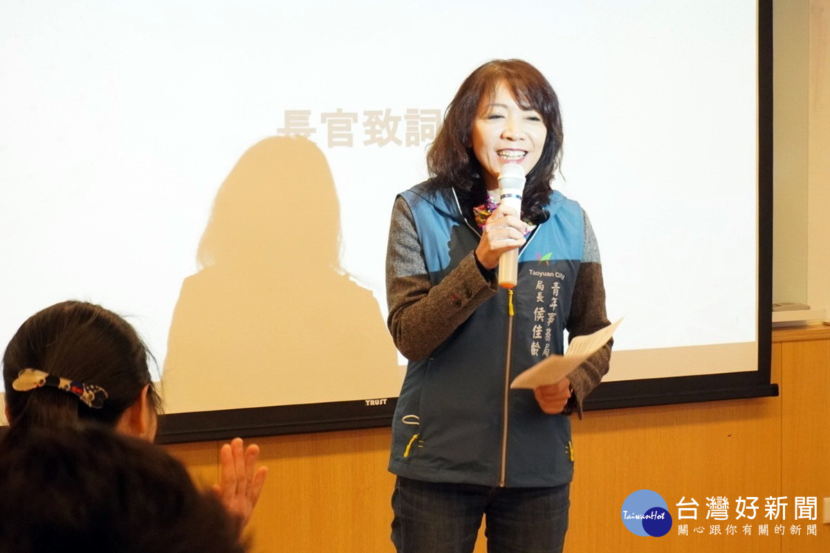 桃園市政府青年局長佳齡於「2023桃園ESG永續菁英團隊招募計畫」說明會中致詞。