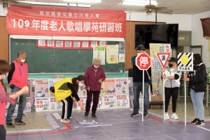 縣府讓長者親自體驗過馬路等應注意事項。（縣府提供）
