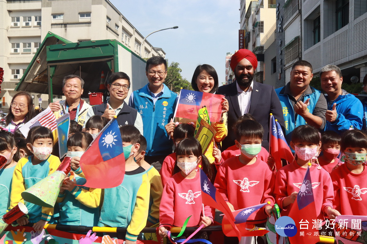 許縣長王副縣長及議員市長為選手加油。（記者扶小萍攝）