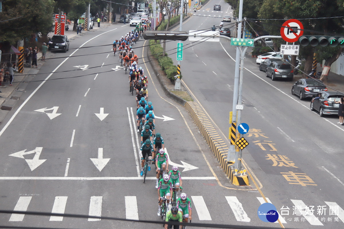 車隊中午已遶南投縣一圈回到南投市南崗路段。（記者扶小萍攝）