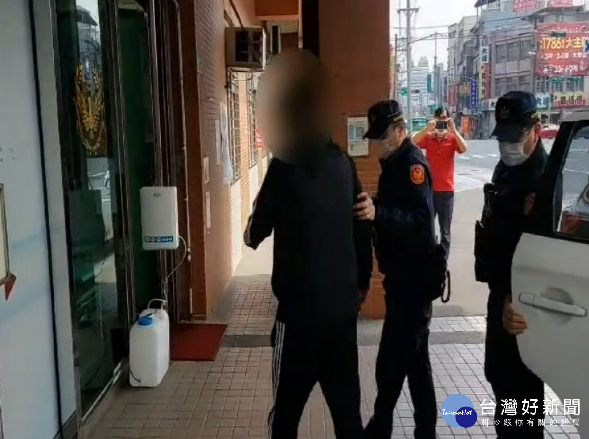 桃園南平路餐廳發生暴力事件，警方迅速處理並將謝男帶返派出所釐清案情。<br /><br />
<br /><br />
