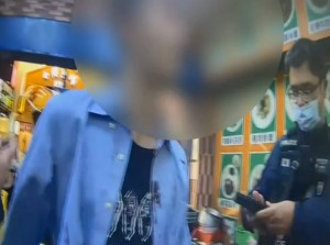 玻璃杯擊中王男的頭部，導致其頭部流血。