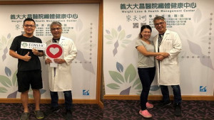 ▲阿凱（左1）與小姿（右2）夫妻倆攜手減重，成功贏回健康，開心地與義大大昌醫院纖體健康中心宋天洲醫師合照留念。（圖／義大醫院 提供）