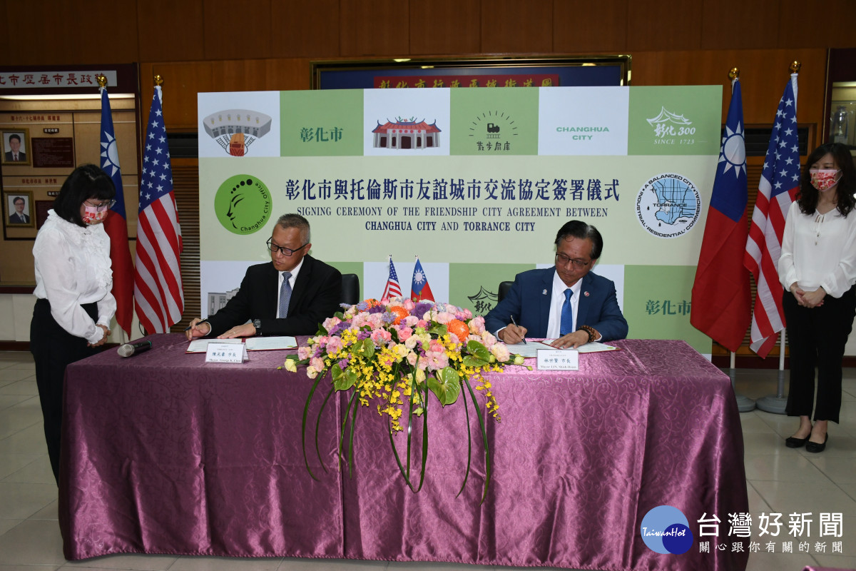 彰化市長林世賢與美國托倫斯市長陳光豪（左）簽署友誼城市交流協定。圖／彰化市公所提供