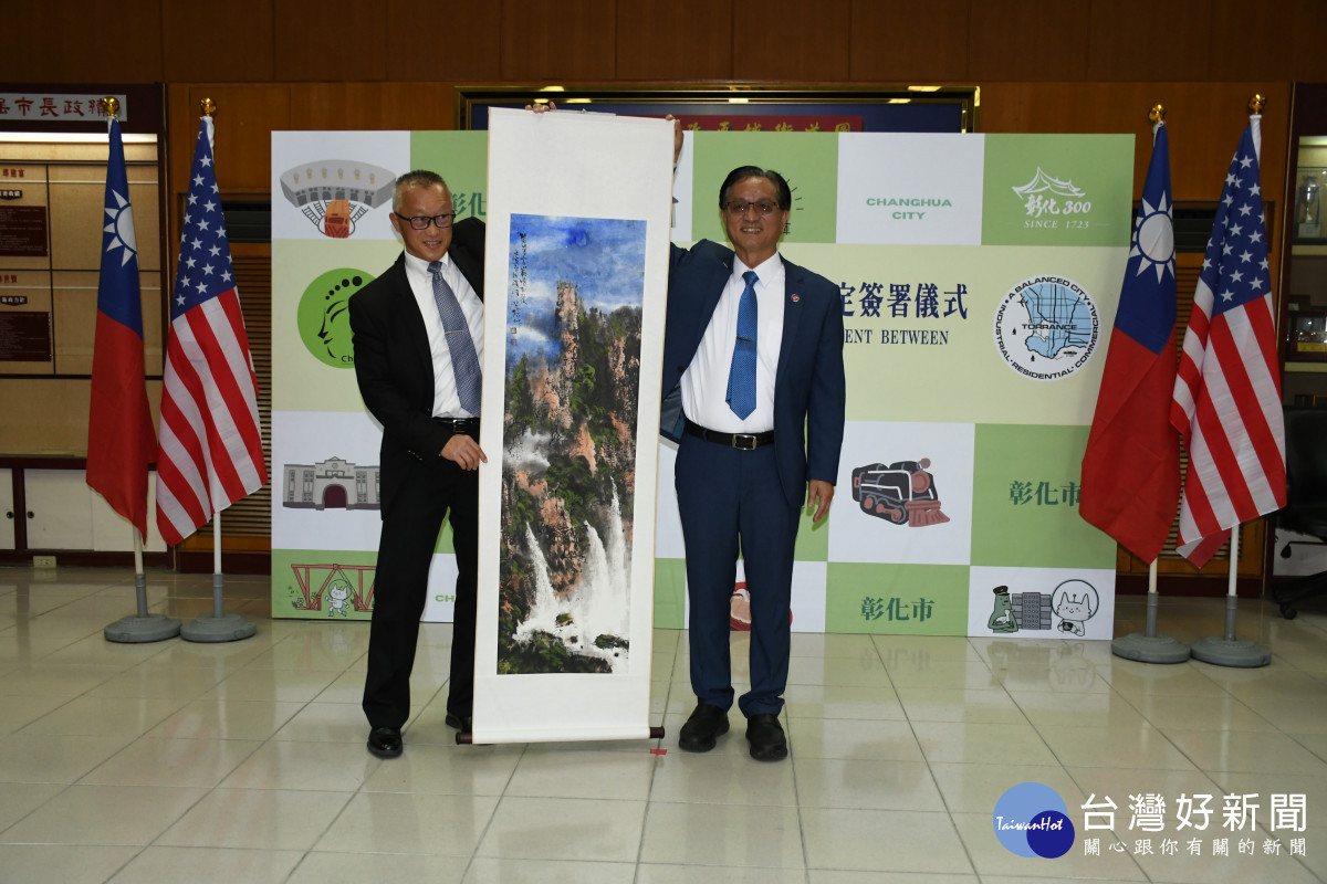 林世賢市長致贈美國托倫斯市長陳光豪一幅名畫家黃茂松畫的國畫。圖／彰化市公所提供