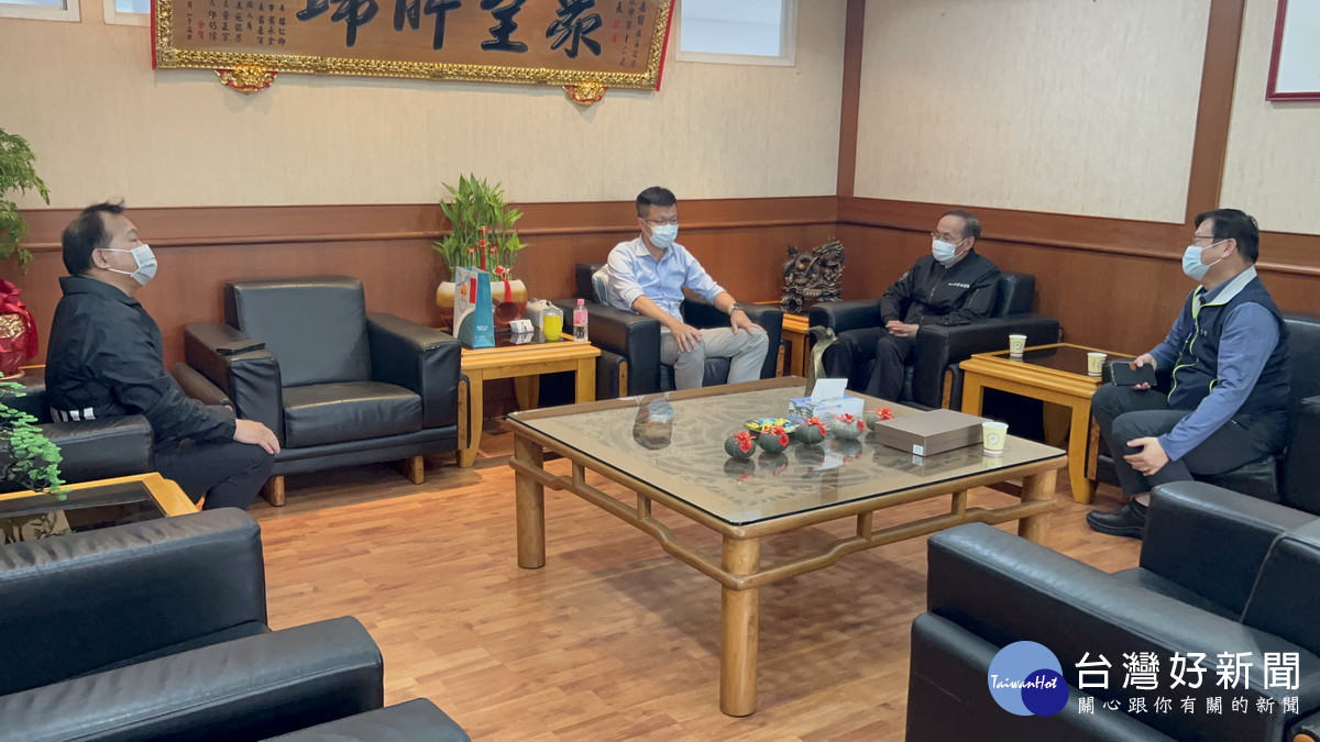 台電南投區處長張毓哲至南投市公所拜會。（南投市公所提供）