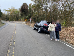 女子路況不熟陷水溝，斗南暖警協助脫困/斗南警分局提供