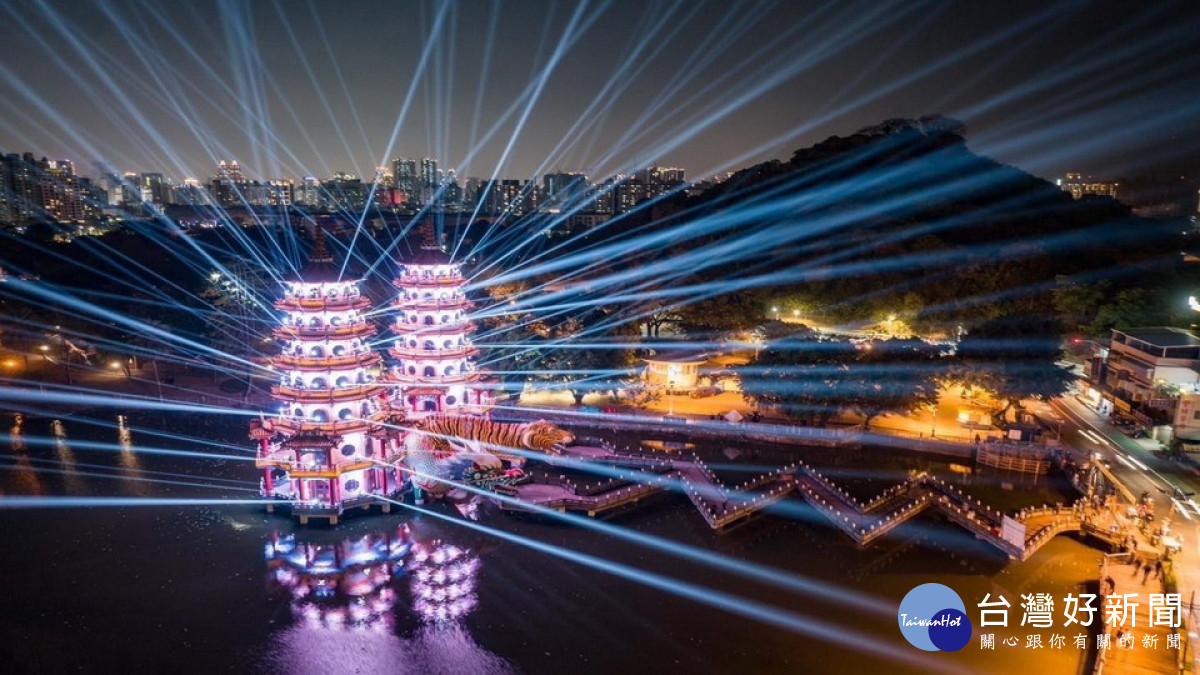 ▲光舞蓮潭燈會展演以360度無死角呈現，將科技光束貼合傳統宮廟建築。