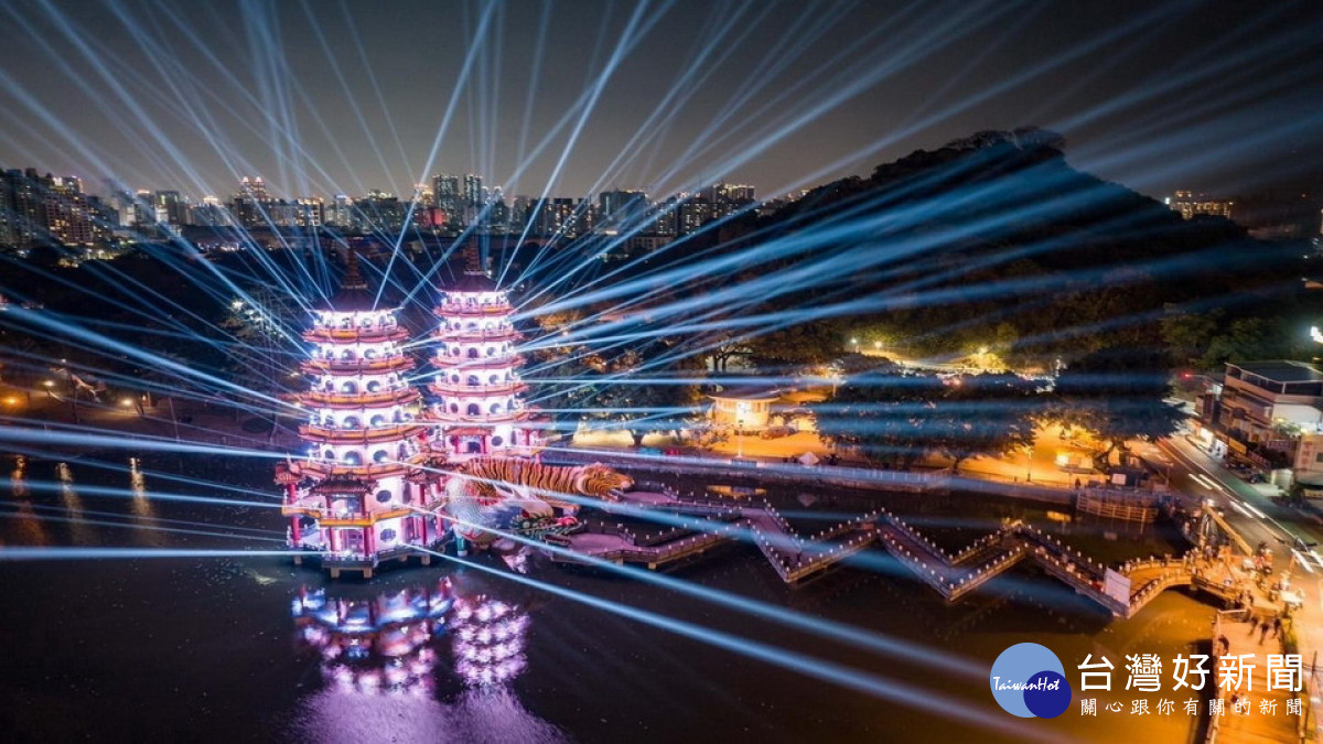 ▲光舞蓮潭燈會展演以360度無死角呈現,將科技光束貼合傳統宮廟建築。