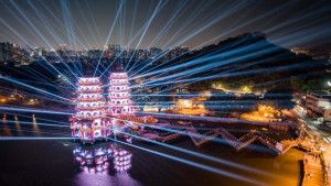 ▲光舞蓮潭燈會展演以360度無死角呈現，將科技光束貼合傳統宮廟建築。