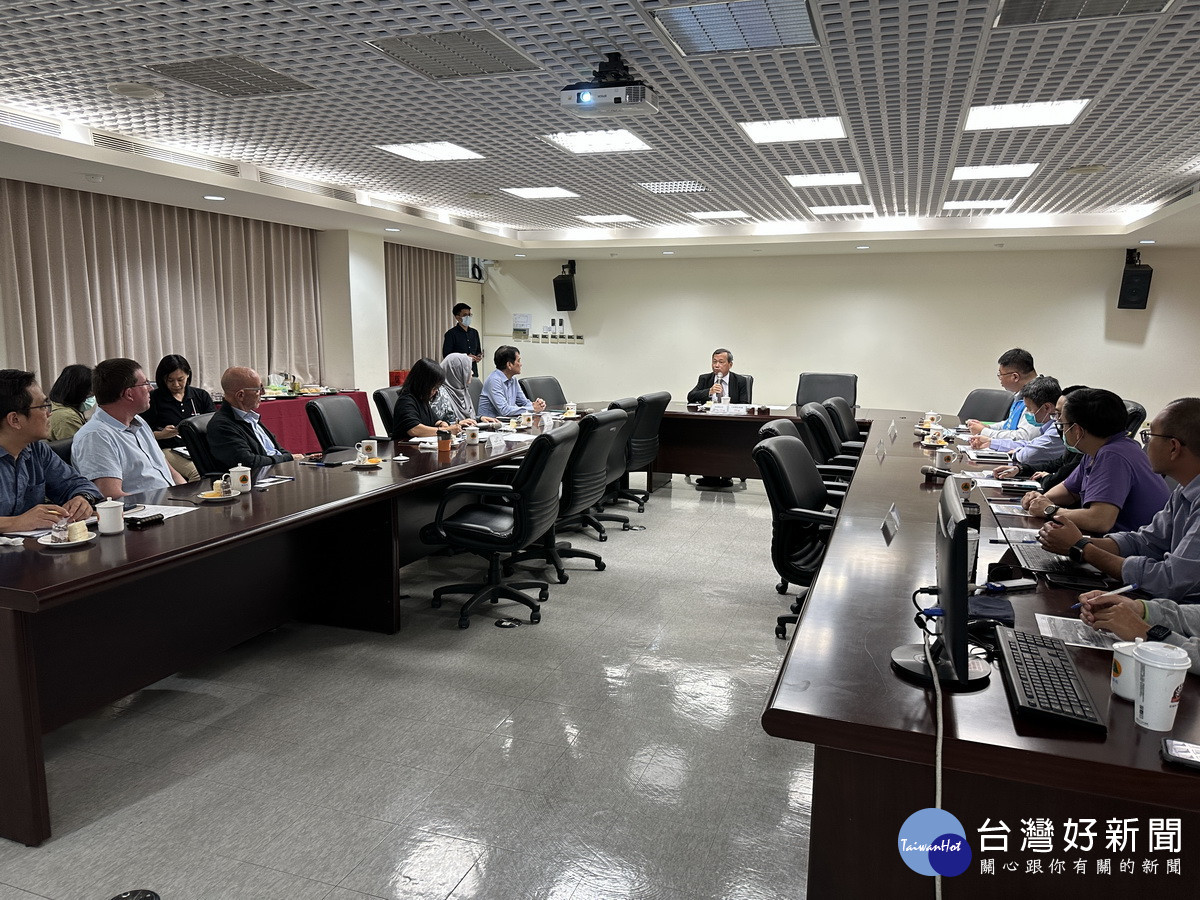 王副縣長接待新加坡國家環境局訪問團。(記者扶小萍攝)