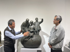 彰化生活美學館館長尹彙武（右）與王英信老師（左）說明作品內涵。圖／記者鄧富珍攝