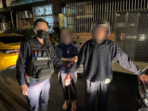 老翁夜行街頭，平鎮警發現助平安返家。