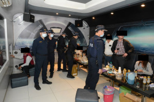 嘉義市警一分局昨(17)日小週末再度針對轄區KTV、酒店、電子遊藝場等治安熱點進行臨檢／警方提供