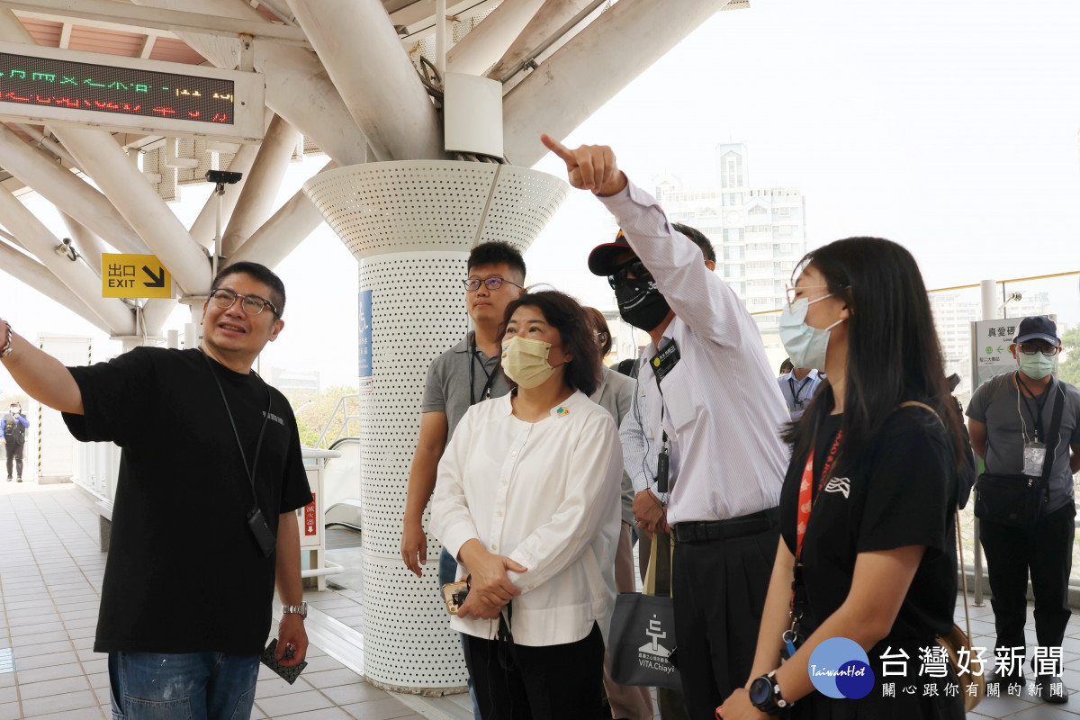 嘉義市長黃敏惠昨率市府團隊參與南方治理平台，搭乘高雄輕軌走訪高雄流行音樂中心及駁二藝術特區／陳致愷翻攝