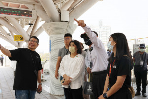嘉義市長黃敏惠昨率市府團隊參與南方治理平台，搭乘高雄輕軌走訪高雄流行音樂中心及駁二藝術特區／陳致愷翻攝