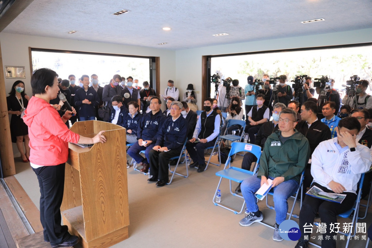 行政院長陳建仁、經濟部長王美花與台中市長盧秀燕前往馬鞍壩視察大甲溪水情。