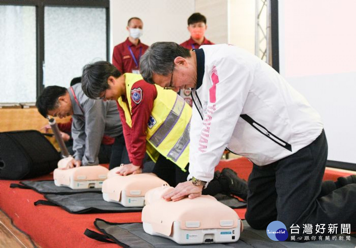  王副市長一起示範實施心肺復甦術急救（CPR）。