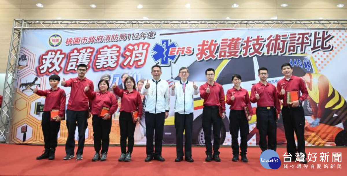 王副市長和受表揚的消防同仁合影。