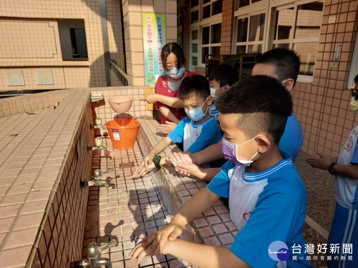 台中市各級學校及幼兒園實施校園防疫新制，並鼓勵學童勤洗手。