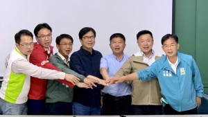 ▲民進黨高雄市黨部召開「相讓。相牽成」記者會，展現大團結氣勢。（圖／記者 許高祥 翻攝）