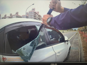 龜山區大林派出所警員細心破窗救出雙胞胎男童。