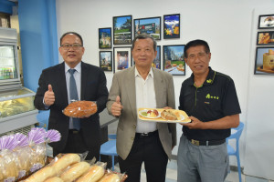 赤腳精靈通住縣府設門市，觀光處長陳志賢（左）、副縣長王瑞德都往祝賀。（縣府提供）