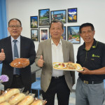 赤腳精靈通住縣府設門市，觀光處長陳志賢（左）、副縣長王瑞德都往祝賀。（縣府提供）