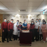 新北市立聯合醫院醫療團隊暨新北市消防局第三救災救護大隊，為蔡震潭（中）歡慶康復成功出院，準備大蛋糕賀「重生」