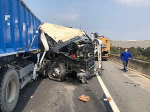 新屋區台66線高架道路西向10.6公里處發生一起車禍。