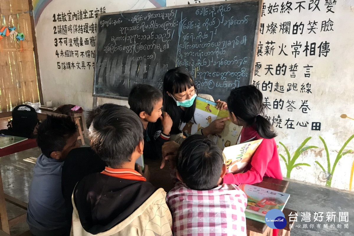 緬甸華文教育服務團帶領孩童閱讀中文書籍。