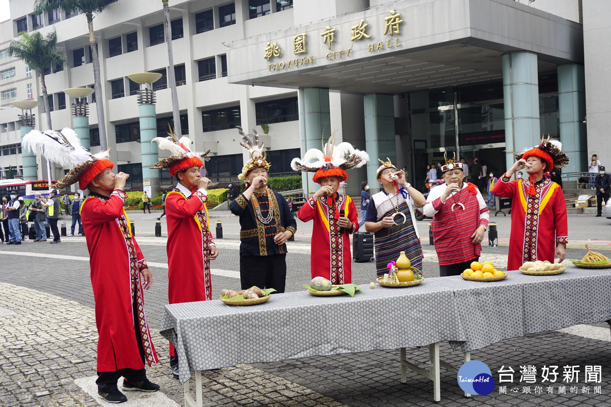 桃園市總族群領袖林健昌及副總頭目等共同進行祈福祭儀，為桃園市代表隊祈福。