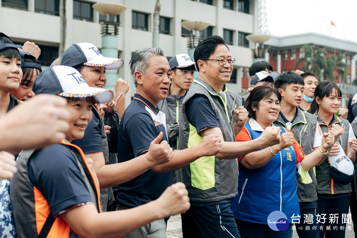 桃園市長張善政與來賓們共同為桃園代表隊加油打氣。<br />
