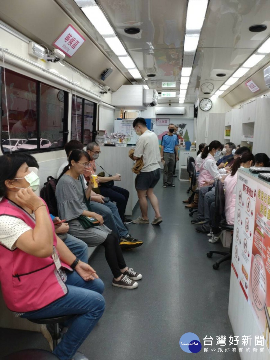 移民署中區事務大隊臺中市第二服務站號召新住民及外國朋友們挽袖捐血。