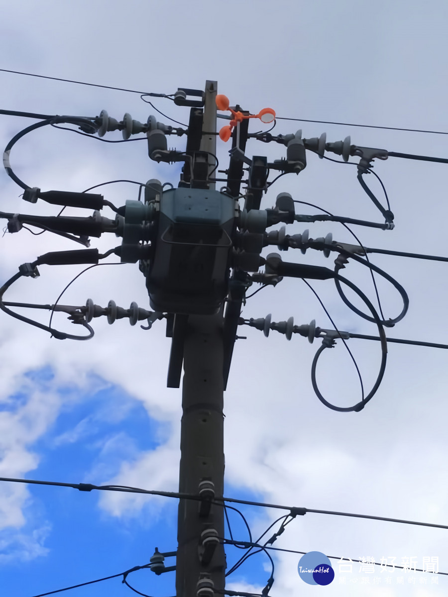 台電於電桿、線路上加裝驅鳥器，利用三個鏡面，遇到風會旋轉並折射光線，以嚇跑鳥兒。