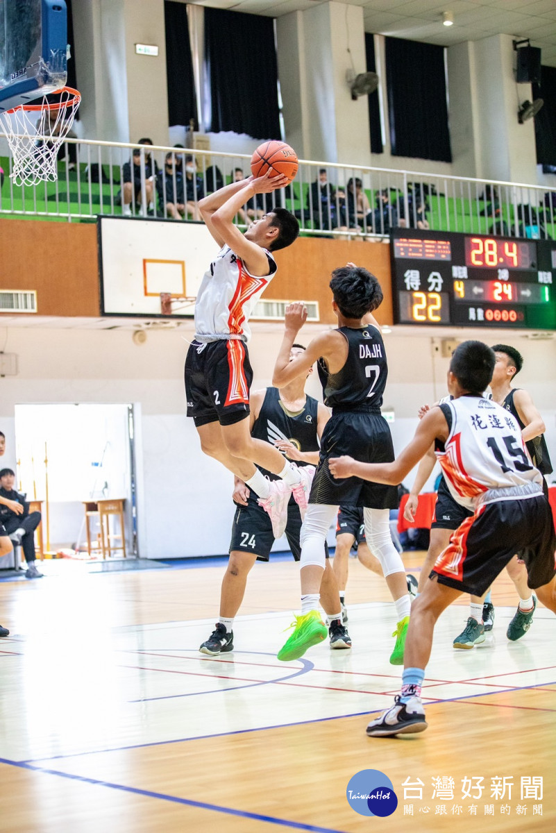 花蓮縣鳳林國中的小球員們帶著熱愛籃球的拚勁，本次在乙級縣市預賽中獲得花蓮縣第一名，而得以前進新北三重進行全國北區複賽。(台灣世界展望會提供)